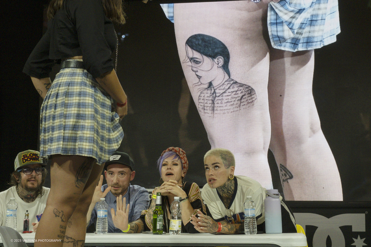 _DSF7887.jpg - 23/09/2023. Torino. Torino Tattoo Convention torna in grande stile in una prestigiosa location e un selezionato parterre di artisti tatuatori e spettacoli per intrattenere il pubblico. Nella foto la giuria della categoria Others Styles al lavoro per selezionare i tre vincitori