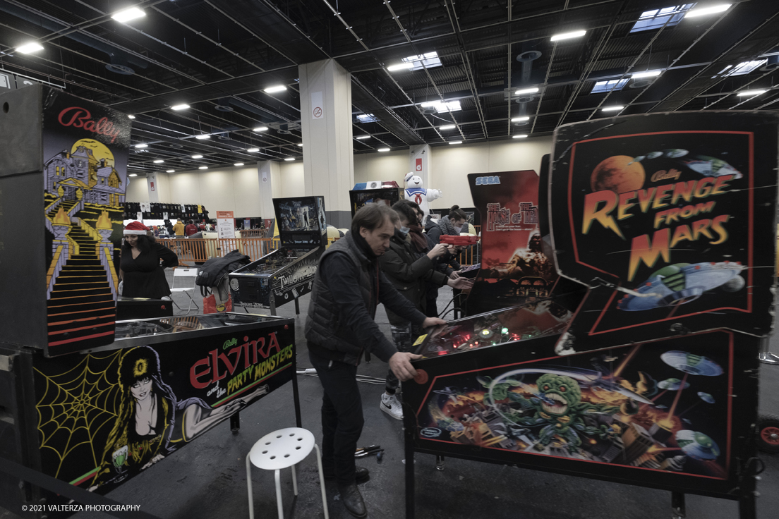 _DSF9763.jpg - 11/12/2021. Torino.  Fumetti, giochi, videogames e cosplay sono i protagonisti della settima edizione della kermesse irrinunciabile per tutti gli amanti di fumetti e tutto quello che ci gira intorno.. Nella foto flipper e videogame legati al genere a disposizione del pubblico