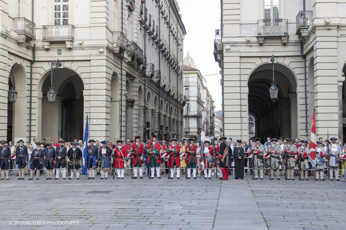 _G3I4380.jpg - 7/09/2019. Torino. Cerimonie di celebrazione dell'evento  con il gruppo storico Pietro Micca. Nella foto Onori al Gonfalone della cittÃ  ed alle autoritÃ , rassegna di reparti schierati da parte delle autoritÃ , commemorazione ed onori al monumento del principe Eugenio con salva di fucileria.