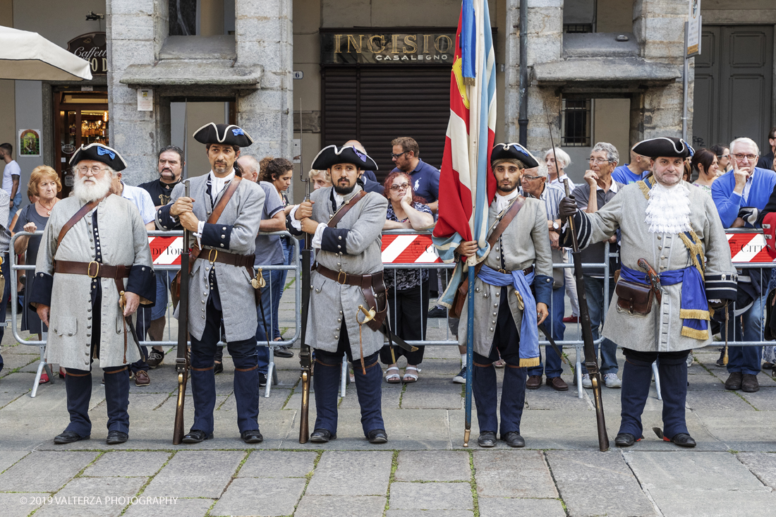 _G3I4389.jpg - 7/09/2019. Torino. Cerimonie di celebrazione dell'evento  con il gruppo storico Pietro Micca. Nella foto Onori al Gonfalone della cittÃ  ed alle autoritÃ , rassegna di reparti schierati da parte delle autoritÃ , commemorazione ed onori al monumento del principe Eugenio con salva di fucileria.