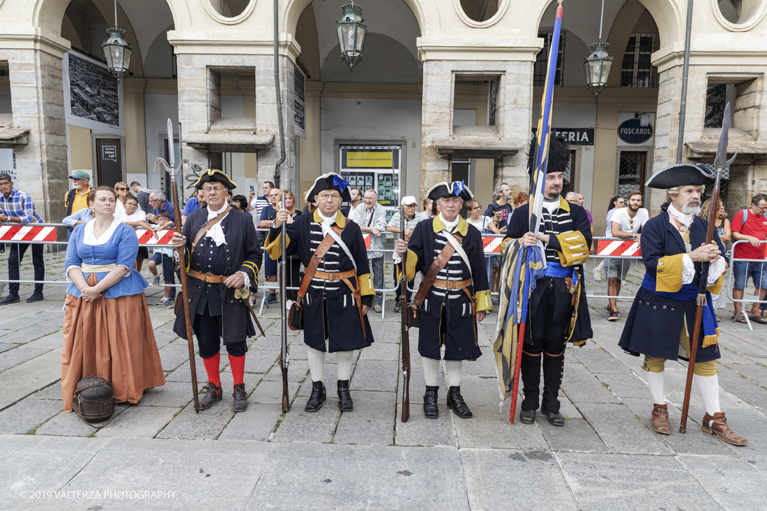 _G3I4401.jpg - 7/09/2019. Torino. Cerimonie di celebrazione dell'evento  con il gruppo storico Pietro Micca. Nella foto Onori al Gonfalone della cittÃ  ed alle autoritÃ , rassegna di reparti schierati da parte delle autoritÃ , commemorazione ed onori al monumento del principe Eugenio con salva di fucileria.