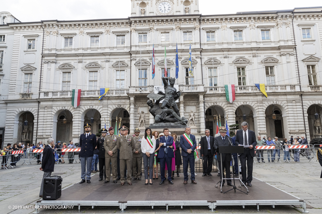 _G3I4469.jpg - 7/09/2019. Torino. Cerimonie di celebrazione dell'evento  con il gruppo storico Pietro Micca. Nella foto Onori al Gonfalone della cittÃ  ed alle autoritÃ , rassegna di reparti schierati da parte delle autoritÃ , commemorazione ed onori al monumento del principe Eugenio con salva di fucileria.