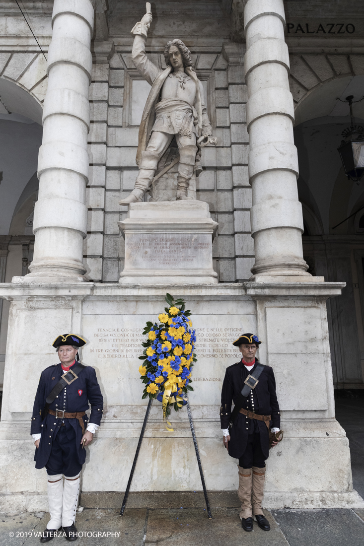 _G3I4569.jpg - 7/09/2019. Torino. Cerimonie di celebrazione dell'evento  con il gruppo storico Pietro Micca. Nella foto Onori al Gonfalone della cittÃ  ed alle autoritÃ , rassegna di reparti schierati da parte delle autoritÃ , commemorazione ed onori al monumento del principe Eugenio con salva di fucileria.