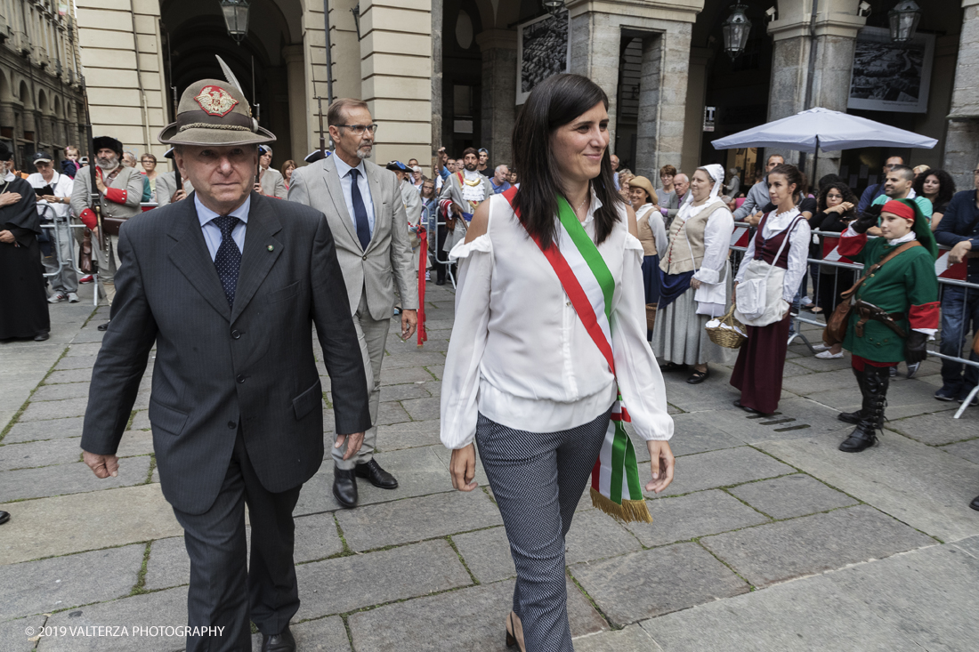 _G3I4659.jpg - 7/09/2019. Torino. Cerimonie di celebrazione dell'evento  con il gruppo storico Pietro Micca. Nella foto Onori al Gonfalone della cittÃ  ed alle autoritÃ , rassegna di reparti schierati da parte delle autoritÃ , commemorazione ed onori al monumento del principe Eugenio con salva di fucileria.