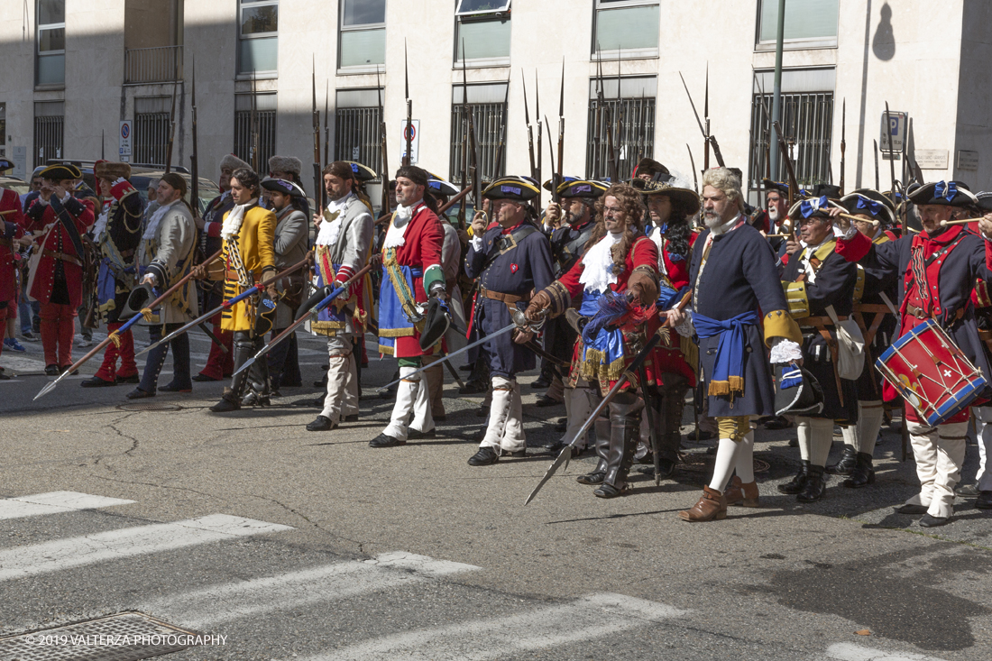 _X9B0719.jpg - 7/09/2019. Torino. Cerimonie di celebrazione dell'evento  con il gruppo storico Pietro Micca. Nella foto onori ai caduti francesi e ducali con deposizione di corona alla targa che ricorda il sacrificio di Pietro Micca in via Guicciardini.