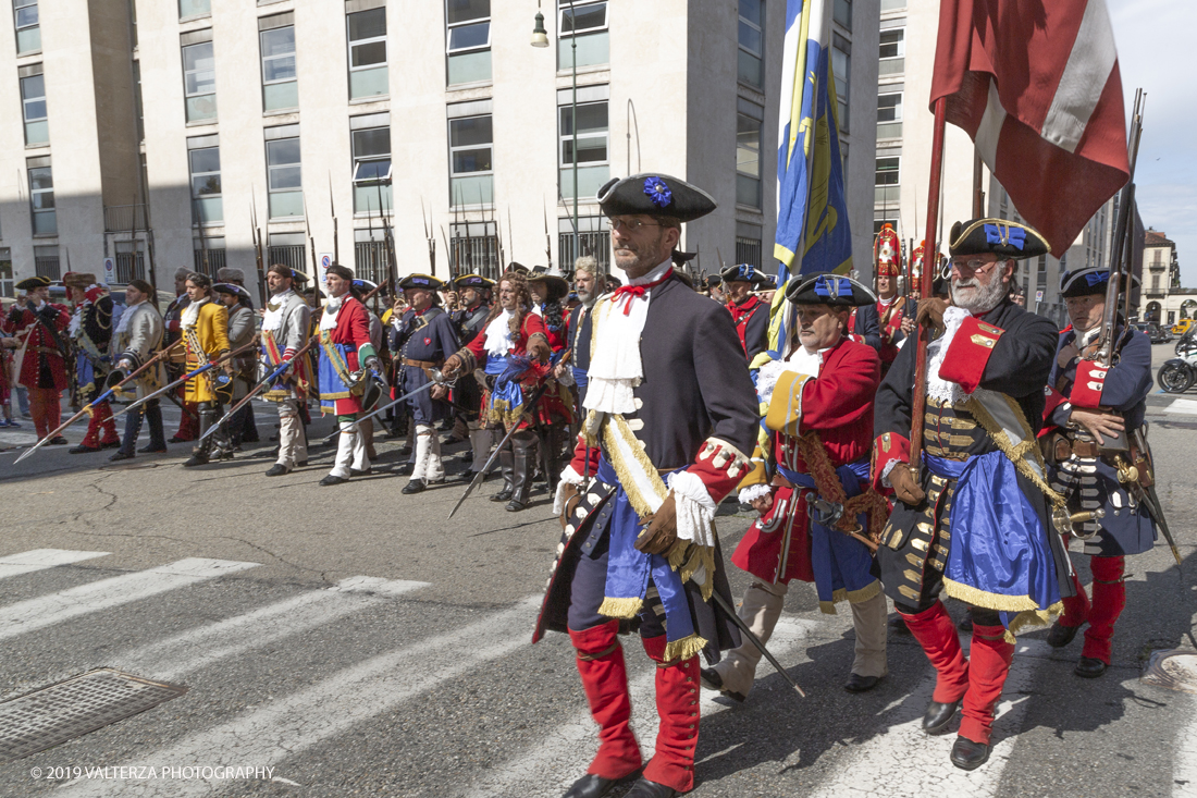 _X9B0735.jpg - 7/09/2019. Torino. Cerimonie di celebrazione dell'evento  con il gruppo storico Pietro Micca. Nella foto onori ai caduti francesi e ducali con deposizione di corona alla targa che ricorda il sacrificio di Pietro Micca in via Guicciardini.