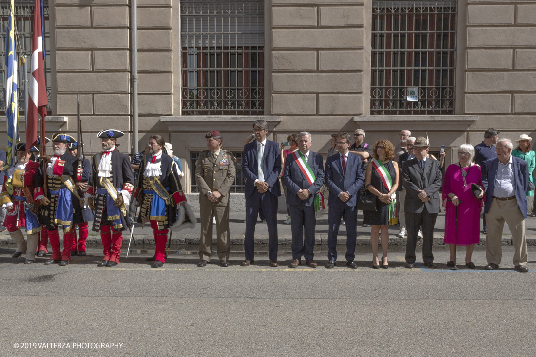 _X9B0756.jpg - 7/09/2019. Torino. Cerimonie di celebrazione dell'evento  con il gruppo storico Pietro Micca. Nella foto onori ai caduti francesi e ducali con deposizione di corona alla targa che ricorda il sacrificio di Pietro Micca in via Guicciardini.