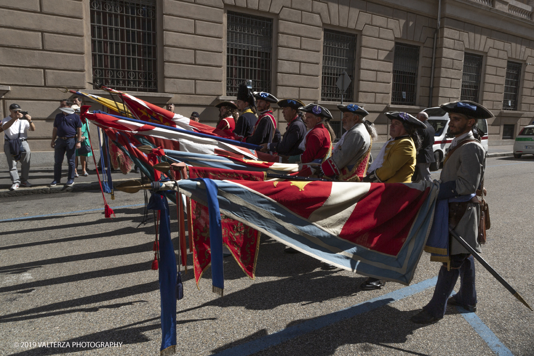 _X9B0795.jpg - 7/09/2019. Torino. Cerimonie di celebrazione dell'evento  con il gruppo storico Pietro Micca. Nella foto onori ai caduti francesi e ducali con deposizione di corona alla targa che ricorda il sacrificio di Pietro Micca in via Guicciardini.