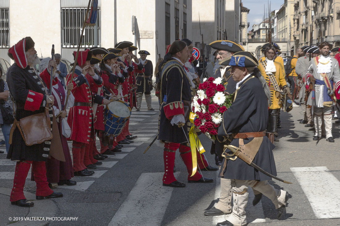 _X9B0802.jpg - 7/09/2019. Torino. Cerimonie di celebrazione dell'evento  con il gruppo storico Pietro Micca. Nella foto onori ai caduti francesi e ducali con deposizione di corona alla targa che ricorda il sacrificio di Pietro Micca in via Guicciardini.