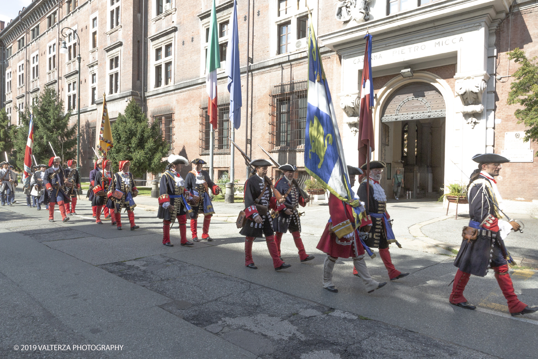 _X9B0933.jpg - 7/09/2019. Torino. Cerimonie di celebrazione dell'evento  con il gruppo storico Pietro Micca. Nella foto il corteo dei figuranti in costume storico  sfila di fronte alla caserma intitolata a Pietro Micca