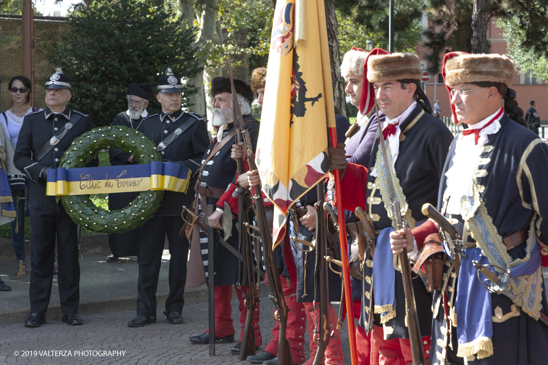 _X9B1156.jpg - 7/09/2019. Torino. Crimonie di celebrazione dell'evento  con il gruppo storico Pietro Micca. Nella foto onori al monumento di Pietro Micca con deposizione di corona e salve di cannone e di fucileria al Maschio della cittadella.