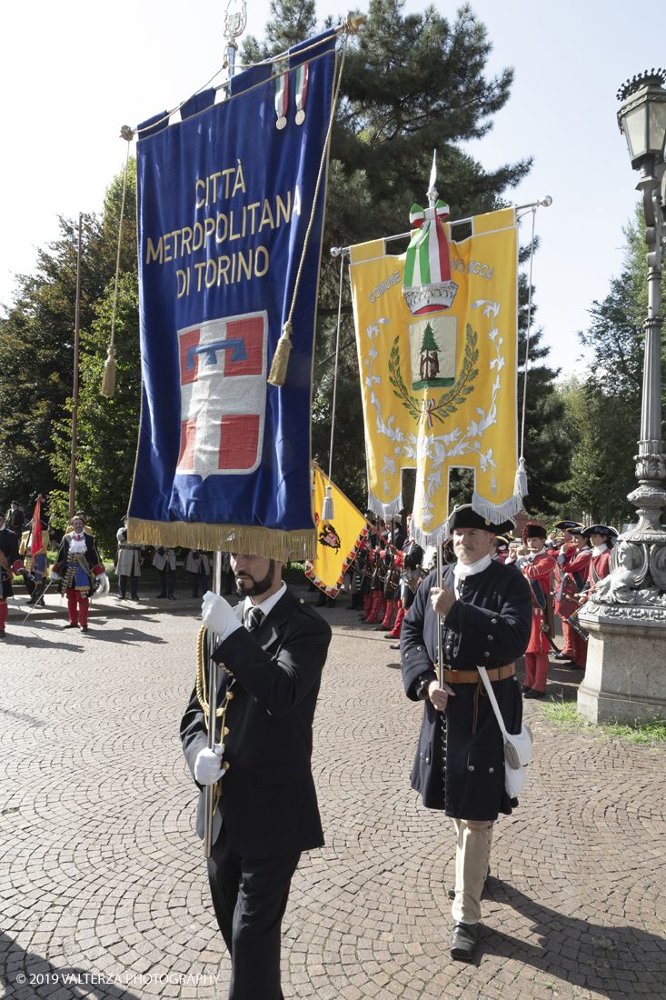 _X9B1172.jpg - 7/09/2019. Torino. Crimonie di celebrazione dell'evento  con il gruppo storico Pietro Micca. Nella foto onori al monumento di Pietro Micca con deposizione di corona e salve di cannone e di fucileria al Maschio della cittadella.