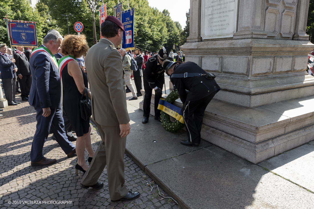 _X9B1212.jpg - 7/09/2019. Torino. Crimonie di celebrazione dell'evento  con il gruppo storico Pietro Micca. Nella foto onori al monumento di Pietro Micca con deposizione di corona e salve di cannone e di fucileria al Maschio della cittadella.