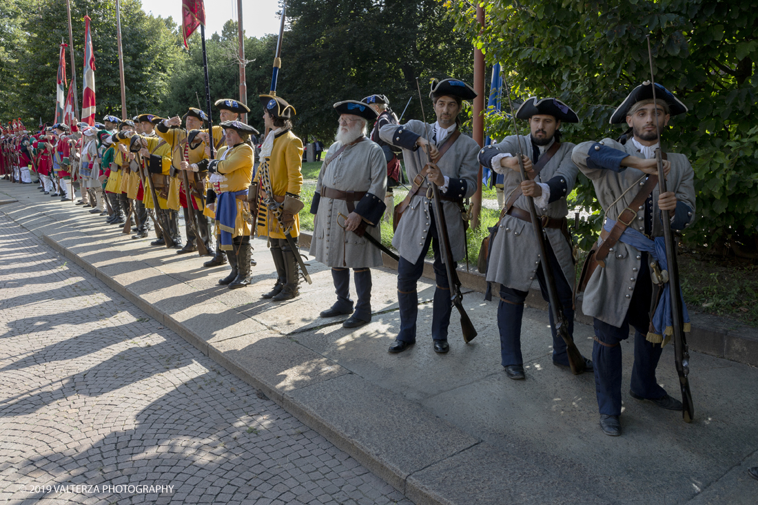 _X9B1274.jpg - 7/09/2019. Torino. Crimonie di celebrazione dell'evento  con il gruppo storico Pietro Micca. Nella foto onori al monumento di Pietro Micca con deposizione di corona e salve di cannone e di fucileria al Maschio della cittadella.