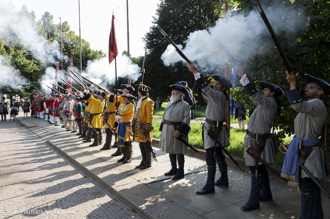 _X9B1284.jpg - 7/09/2019. Torino. Crimonie di celebrazione dell'evento  con il gruppo storico Pietro Micca. Nella foto onori al monumento di Pietro Micca con deposizione di corona e salve di cannone e di fucileria al Maschio della cittadella.