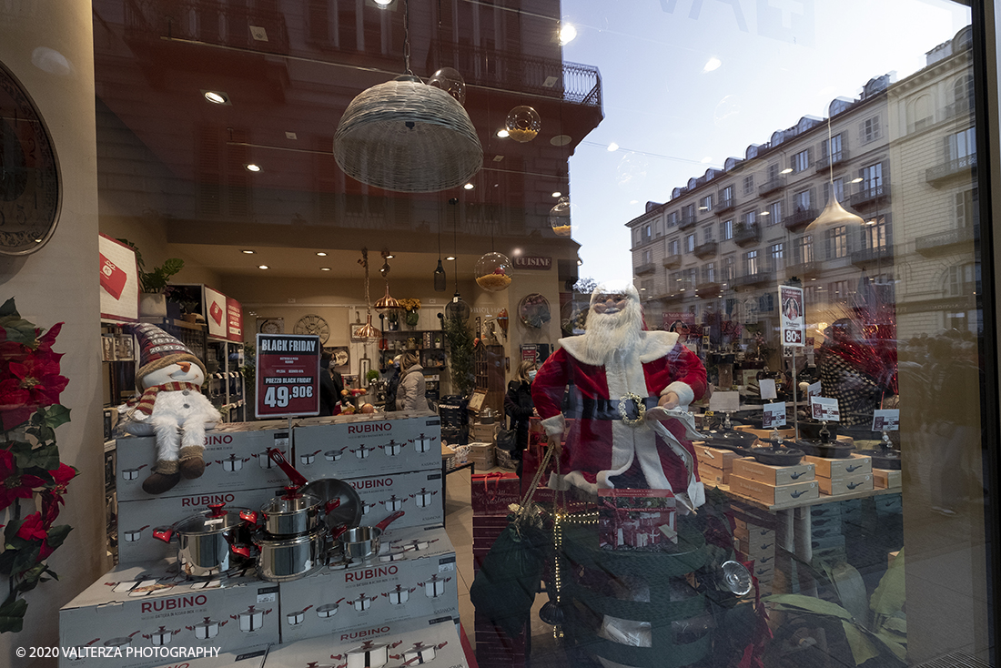 _DSF9564.jpg - 13/12/2020. Torino. Torino si prepara al Natale. Nella foto vetrina in via Lagrange