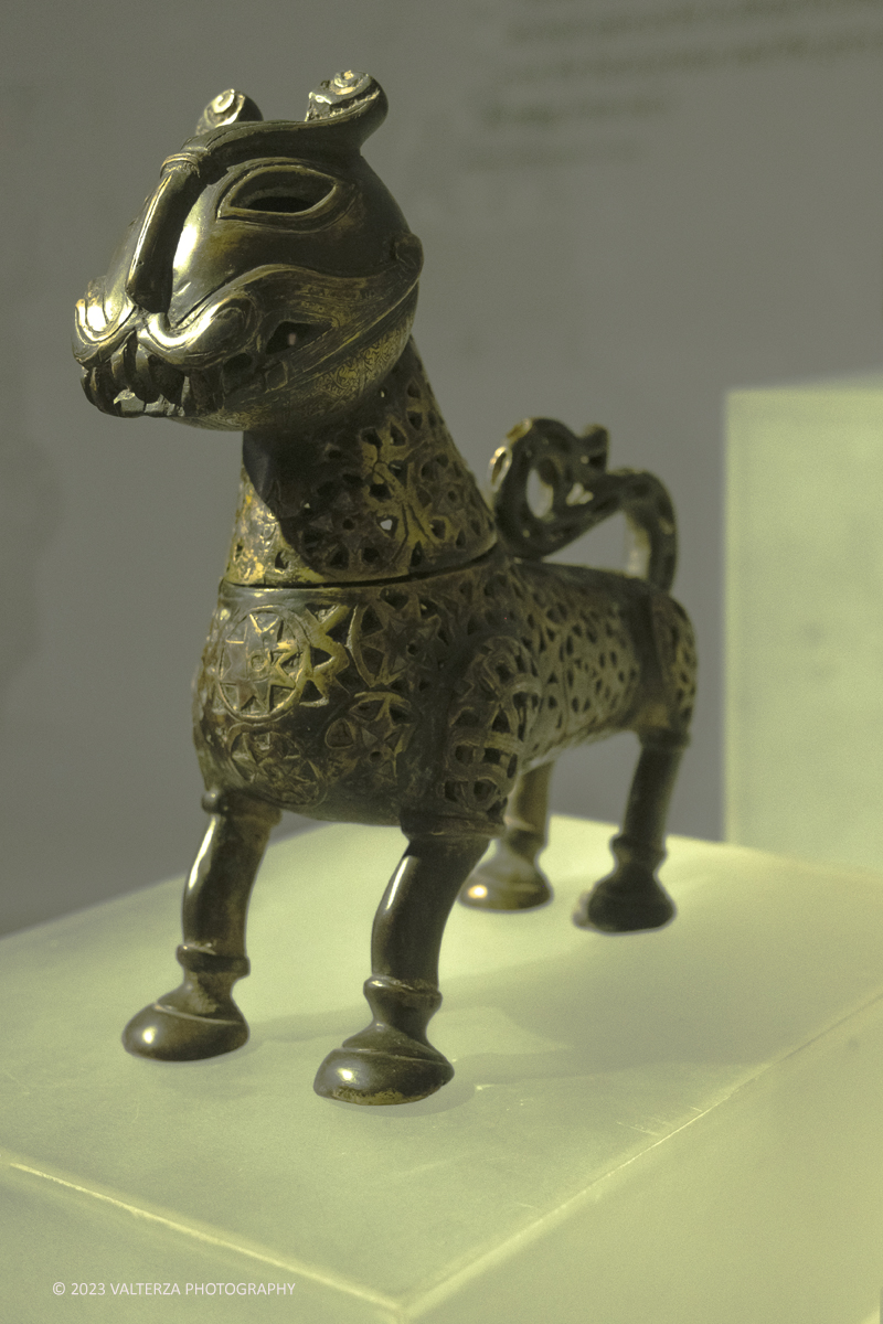_DSF6309.jpg - 04/10/2023. Torino. La mostra, senza avere la pretesa di essere esaustiva, presenta una selezione di manufatti che offrono alternative al paradigma eurocentrico dellâ€™eccellenza artistica, riaffermando il ruolo cruciale svolto dallâ€™Asia centrale nella creazione e nella trasmissione di idee su scala globale. Dal 5 ottobre 2023 fino al 1Â° settembre 2024.Dopo Torino la mostra andrÃ  a Shangai. Nella foto bruciaprofumi, Iran orientale, XII-XIII sec.
