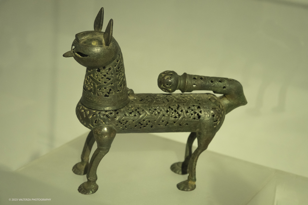 _DSF6320.jpg - 04/10/2023. Torino. La mostra, senza avere la pretesa di essere esaustiva, presenta una selezione di manufatti che offrono alternative al paradigma eurocentrico dellâ€™eccellenza artistica, riaffermando il ruolo cruciale svolto dallâ€™Asia centrale nella creazione e nella trasmissione di idee su scala globale. Dal 5 ottobre 2023 fino al 1Â° settembre 2024.Dopo Torino la mostra andrÃ  a Shangai. Nella foto bruciaproffumi a forma di caracal.
