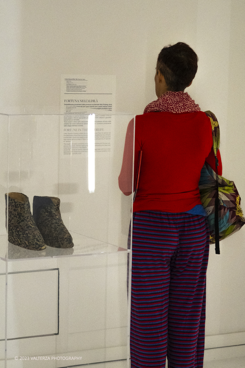 _DSF6354.jpg - 04/10/2023. Torino. La mostra, senza avere la pretesa di essere esaustiva, presenta una selezione di manufatti che offrono alternative al paradigma eurocentrico dellâ€™eccellenza artistica, riaffermando il ruolo cruciale svolto dallâ€™Asia centrale nella creazione e nella trasmissione di idee su scala globale. Dal 5 ottobre 2023 fino al 1Â° settembre 2024.Dopo Torino la mostra andrÃ  a Shangai. Nella foto in visita alla mostra