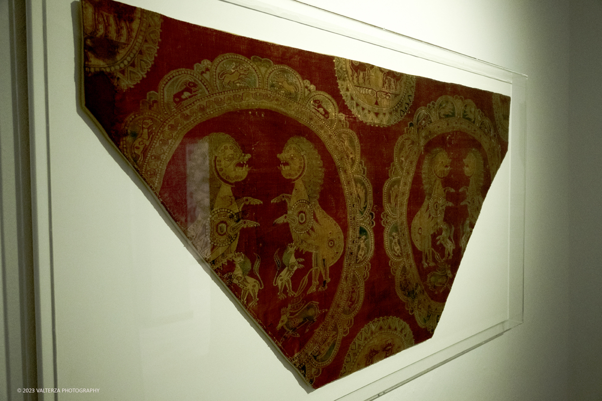 _DSF6374.jpg - 04/10/2023. Torino. La mostra, senza avere la pretesa di essere esaustiva, presenta una selezione di manufatti che offrono alternative al paradigma eurocentrico dellâ€™eccellenza artistica, riaffermando il ruolo cruciale svolto dallâ€™Asia centrale nella creazione e nella trasmissione di idee su scala globale. Dal 5 ottobre 2023 fino al 1Â° settembre 2024.Dopo Torino la mostra andrÃ  a Shangai. Nella foto  frammento di tessuto con leonesse in orbicoli, Asia centrale, civiltÃ  Sogdiana, VII-VIII secolo