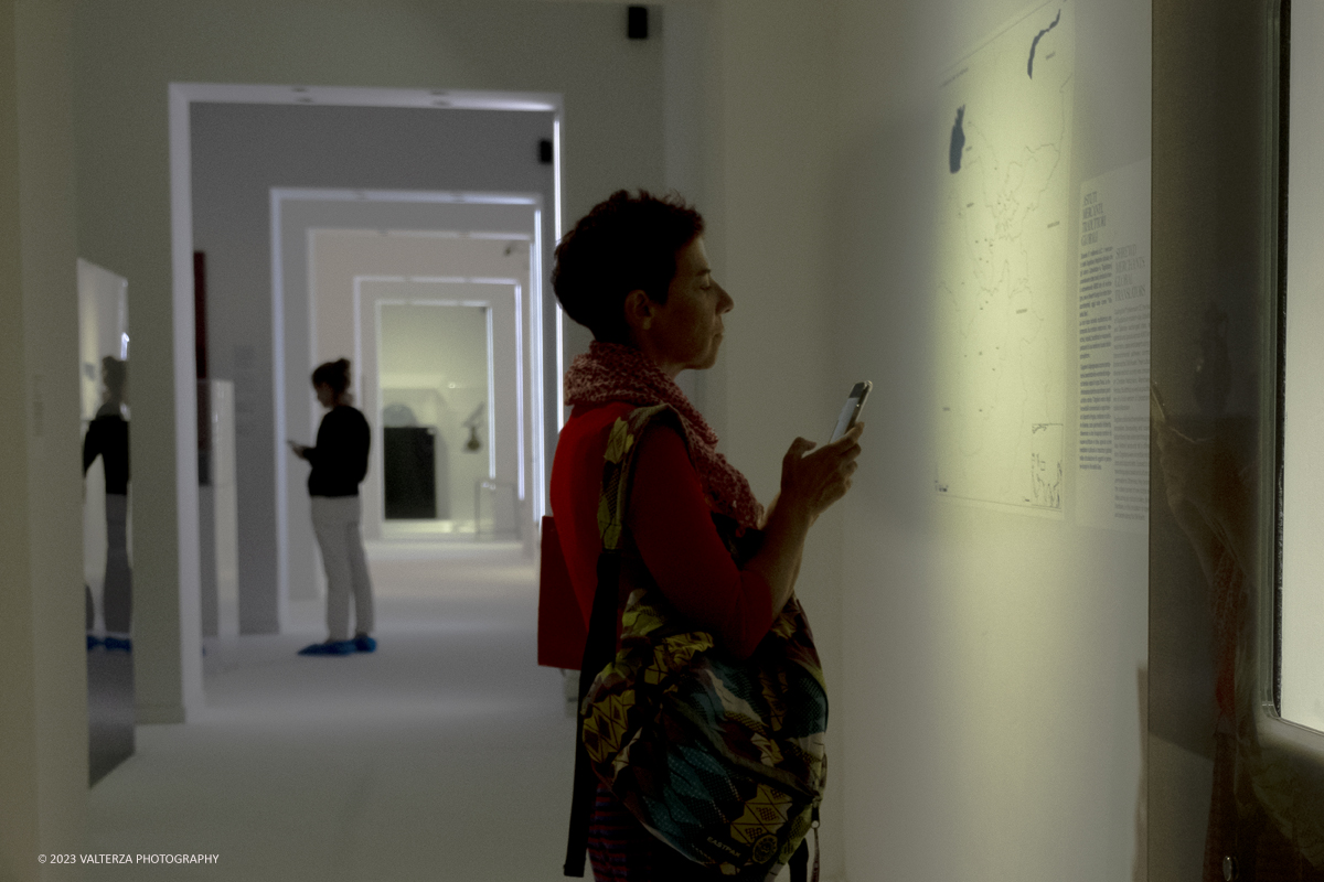 _DSF6390.jpg - 04/10/2023. Torino. La mostra, senza avere la pretesa di essere esaustiva, presenta una selezione di manufatti che offrono alternative al paradigma eurocentrico dellâ€™eccellenza artistica, riaffermando il ruolo cruciale svolto dallâ€™Asia centrale nella creazione e nella trasmissione di idee su scala globale. Dal 5 ottobre 2023 fino al 1Â° settembre 2024.Dopo Torino la mostra andrÃ  a Shangai. Nella foto in visita alla mostra