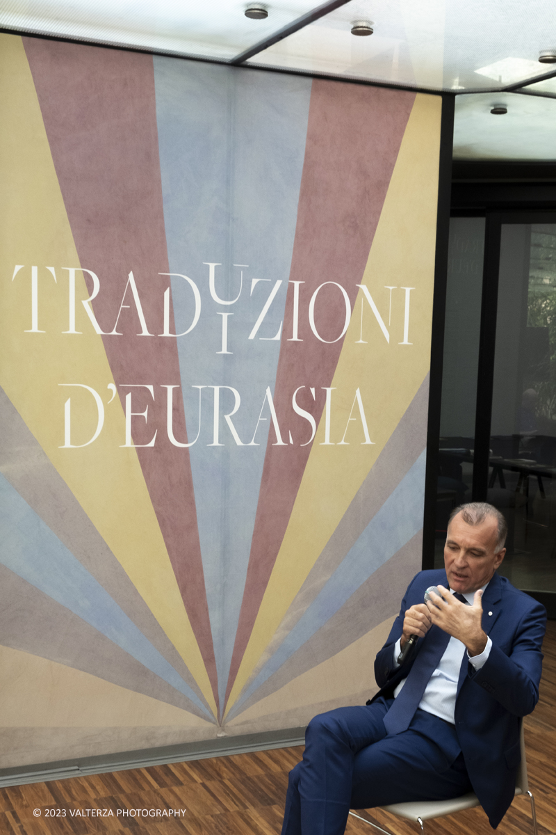 _DSF6412.jpg - 04/10/2023. Torino. La mostra, senza avere la pretesa di essere esaustiva, presenta una selezione di manufatti che offrono alternative al paradigma eurocentrico dellâ€™eccellenza artistica, riaffermando il ruolo cruciale svolto dallâ€™Asia centrale nella creazione e nella trasmissione di idee su scala globale. Dal 5 ottobre 2023 fino al 1Â° settembre 2024.Dopo Torino la mostra andrÃ  a Shangai. Nella foto un momento della presentazione della mostra, Massimo Broccio Presidente della Fondazione Torino Musei