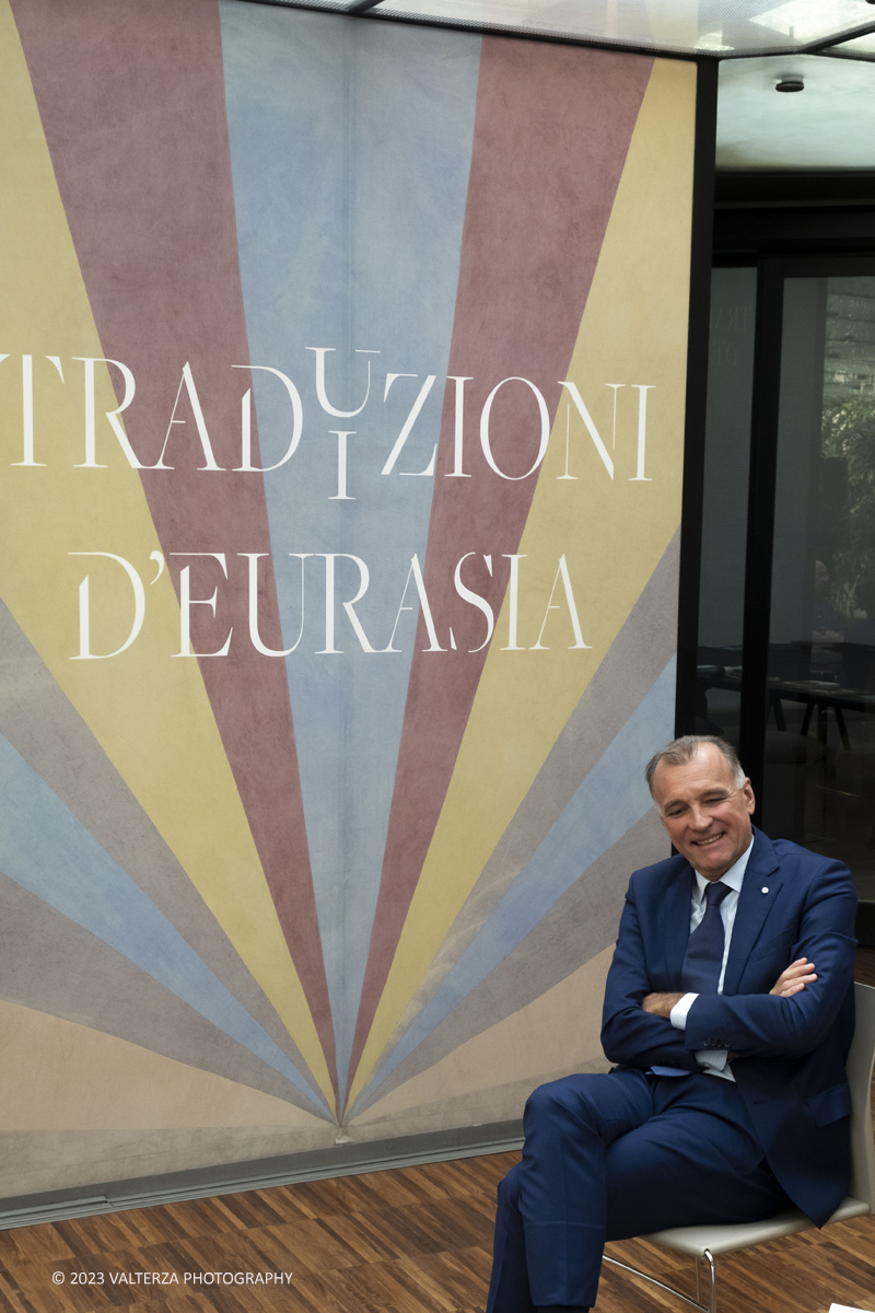 _DSF6461.jpg - 04/10/2023. Torino. La mostra, senza avere la pretesa di essere esaustiva, presenta una selezione di manufatti che offrono alternative al paradigma eurocentrico dellâ€™eccellenza artistica, riaffermando il ruolo cruciale svolto dallâ€™Asia centrale nella creazione e nella trasmissione di idee su scala globale. Dal 5 ottobre 2023 fino al 1Â° settembre 2024.Dopo Torino la mostra andrÃ  a Shangai. Nella foto un momento della presentazione della mostra, Massimo Broccio Presidente della Fondazione Torino Musei