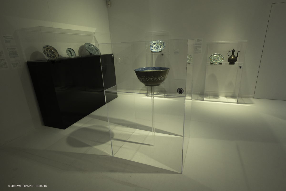 _DSF8318.jpg - 04/10/2023. Torino. La mostra, senza avere la pretesa di essere esaustiva, presenta una selezione di manufatti che offrono alternative al paradigma eurocentrico dellâ€™eccellenza artistica, riaffermando il ruolo cruciale svolto dallâ€™Asia centrale nella creazione e nella trasmissione di idee su scala globale. Dal 5 ottobre 2023 fino al 1Â° settembre 2024.Dopo Torino la mostra andrÃ  a Shangai. Nella foto la sala iniziale del percorso della mostra
