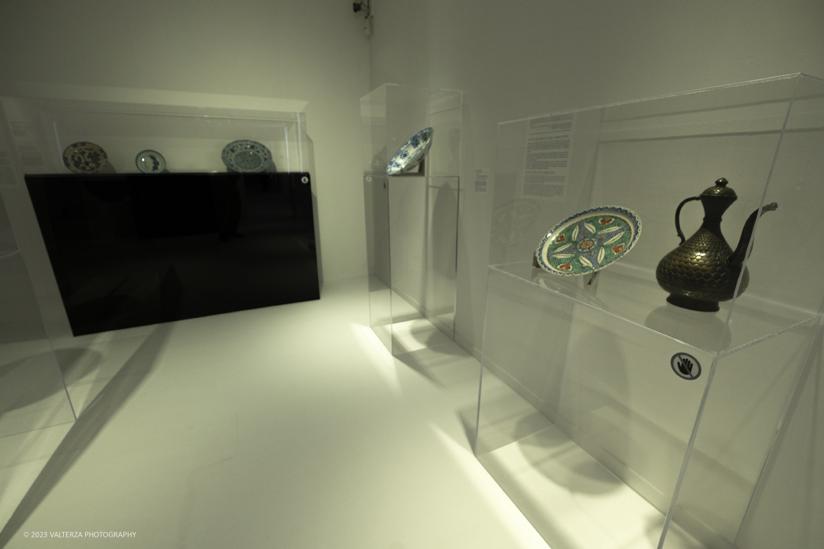 _DSF8326.jpg - 04/10/2023. Torino. La mostra, senza avere la pretesa di essere esaustiva, presenta una selezione di manufatti che offrono alternative al paradigma eurocentrico dellâ€™eccellenza artistica, riaffermando il ruolo cruciale svolto dallâ€™Asia centrale nella creazione e nella trasmissione di idee su scala globale. Dal 5 ottobre 2023 fino al 1Â° settembre 2024.Dopo Torino la mostra andrÃ  a Shangai. Nella foto la sala iniziale del percorso della mostra