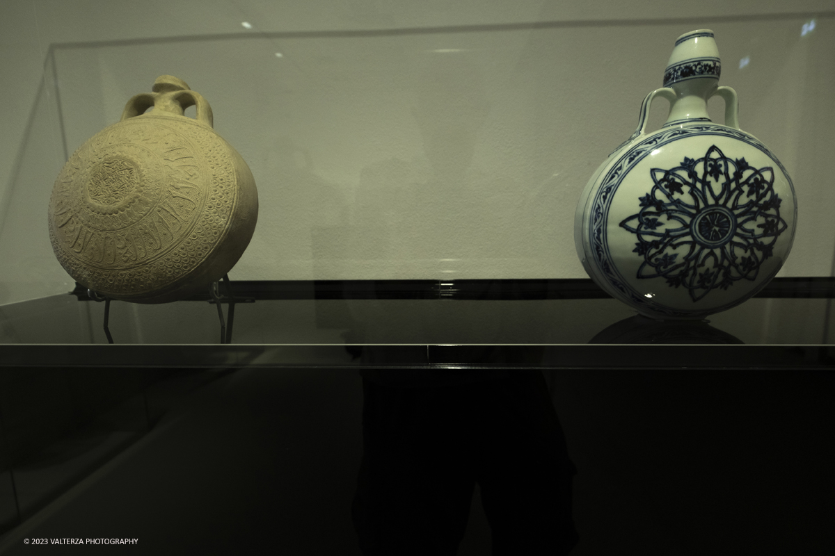 _DSF8327.jpg - 04/10/2023. Torino. La mostra, senza avere la pretesa di essere esaustiva, presenta una selezione di manufatti che offrono alternative al paradigma eurocentrico dellâ€™eccellenza artistica, riaffermando il ruolo cruciale svolto dallâ€™Asia centrale nella creazione e nella trasmissione di idee su scala globale. Dal 5 ottobre 2023 fino al 1Â° settembre 2024.Dopo Torino la mostra andrÃ  a Shangai. Nella foto sx Fiasca, Cina reegno di Yongle, 1403-1424  a dx fisca del pellegrino acroma, Siria XIII-XIV sec.