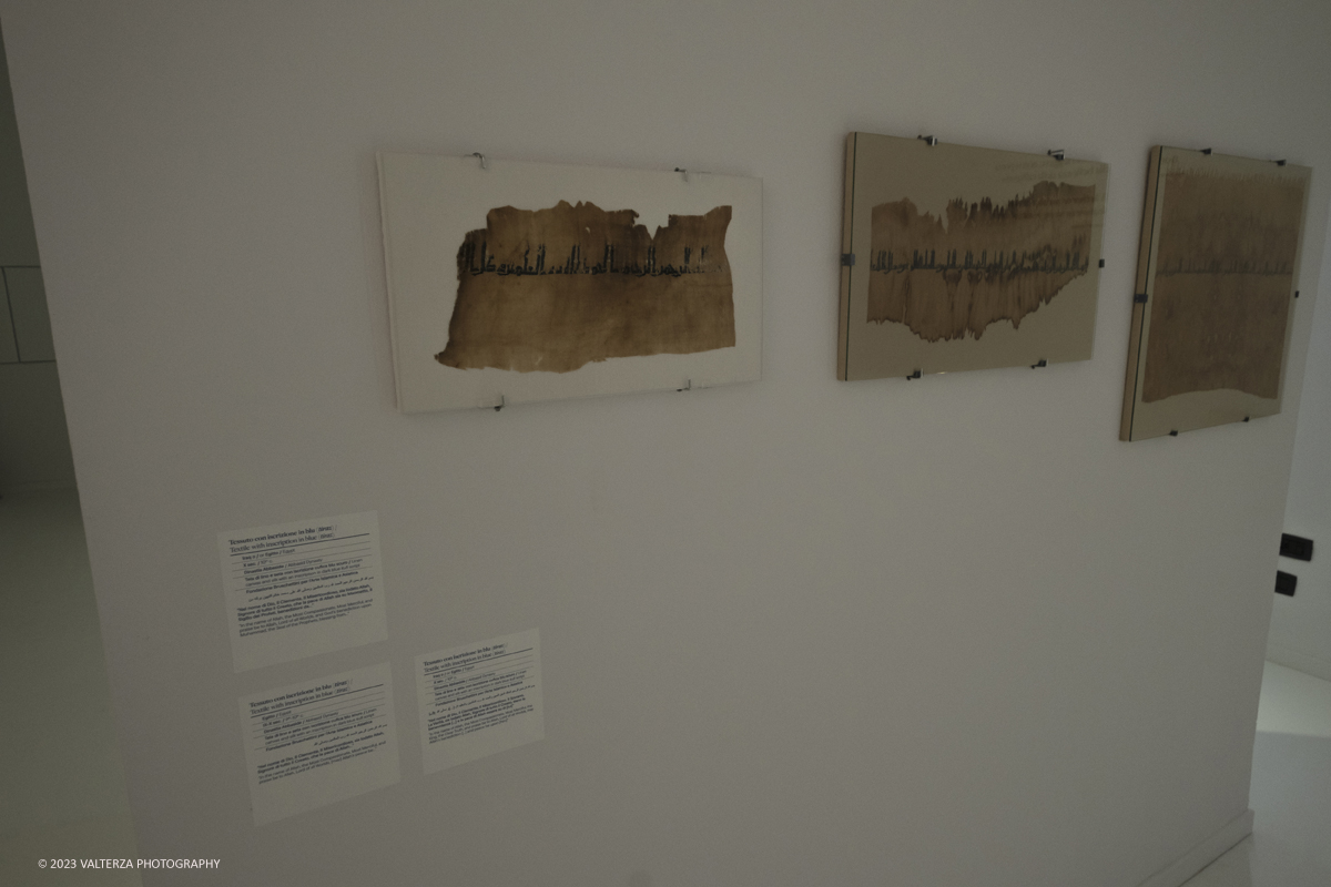 _DSF8334.jpg - 04/10/2023. Torino. La mostra, senza avere la pretesa di essere esaustiva, presenta una selezione di manufatti che offrono alternative al paradigma eurocentrico dellâ€™eccellenza artistica, riaffermando il ruolo cruciale svolto dallâ€™Asia centrale nella creazione e nella trasmissione di idee su scala globale. Dal 5 ottobre 2023 fino al 1Â° settembre 2024.Dopo Torino la mostra andrÃ  a Shangai. Nella foto frammenti di tessuto con iscrizioni in blÃ¹