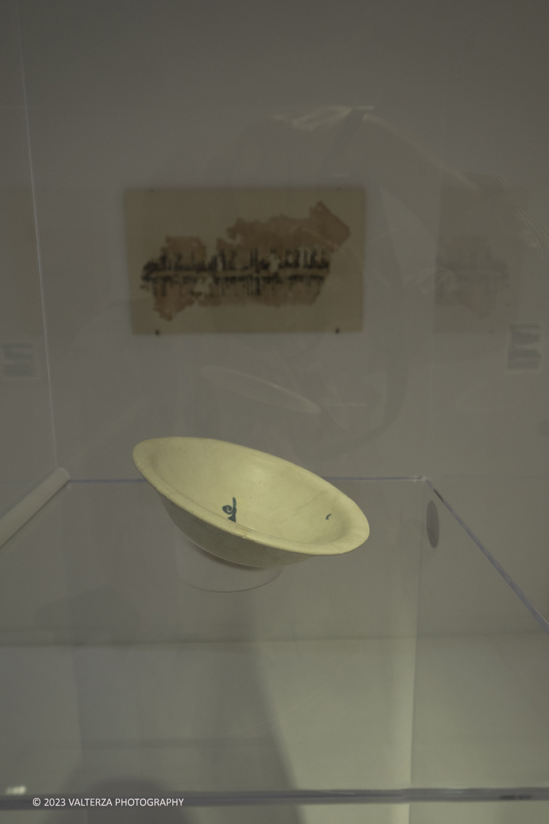 _DSF8335.jpg - 04/10/2023. Torino. La mostra, senza avere la pretesa di essere esaustiva, presenta una selezione di manufatti che offrono alternative al paradigma eurocentrico dellâ€™eccellenza artistica, riaffermando il ruolo cruciale svolto dallâ€™Asia centrale nella creazione e nella trasmissione di idee su scala globale. Dal 5 ottobre 2023 fino al 1Â° settembre 2024.Dopo Torino la mostra andrÃ  a Shangai. Nella foto particolare dell'installazione della mostra