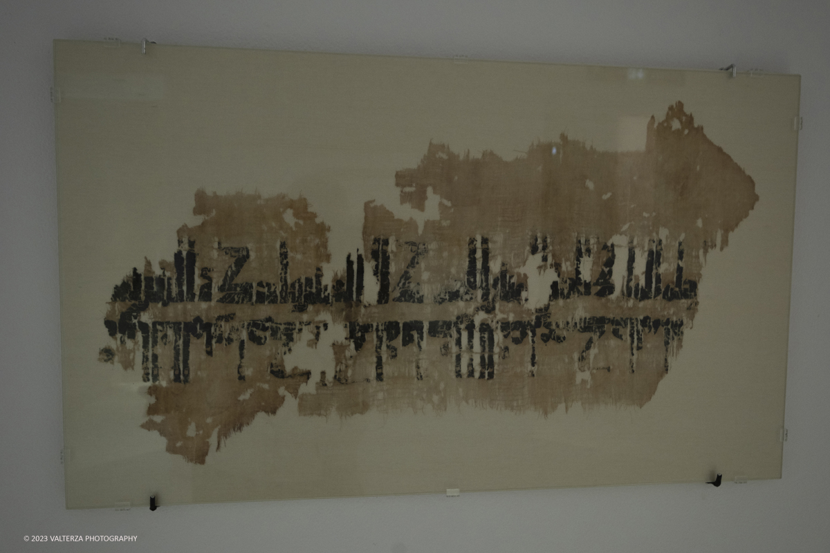 _DSF8340.jpg - 04/10/2023. Torino. La mostra, senza avere la pretesa di essere esaustiva, presenta una selezione di manufatti che offrono alternative al paradigma eurocentrico dellâ€™eccellenza artistica, riaffermando il ruolo cruciale svolto dallâ€™Asia centrale nella creazione e nella trasmissione di idee su scala globale. Dal 5 ottobre 2023 fino al 1Â° settembre 2024.Dopo Torino la mostra andrÃ  a Shangai. Nella foto frammenti di tessutto con iscrizioni in blÃ¹, Egitto , dinastia Fatimide X sec.