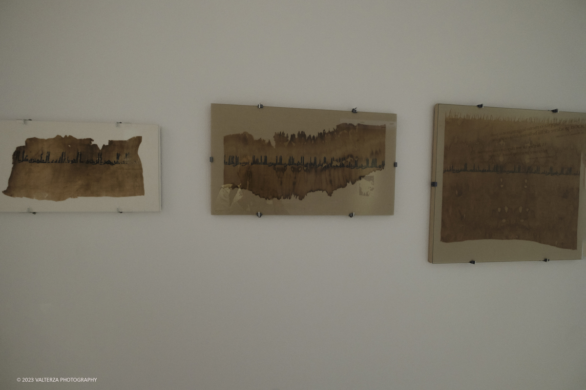 _DSF8344.jpg - 04/10/2023. Torino. La mostra, senza avere la pretesa di essere esaustiva, presenta una selezione di manufatti che offrono alternative al paradigma eurocentrico dellâ€™eccellenza artistica, riaffermando il ruolo cruciale svolto dallâ€™Asia centrale nella creazione e nella trasmissione di idee su scala globale. Dal 5 ottobre 2023 fino al 1Â° settembre 2024.Dopo Torino la mostra andrÃ  a Shangai. Nella foto foto frammenti di tessuto con iscrizioni in blÃ¹