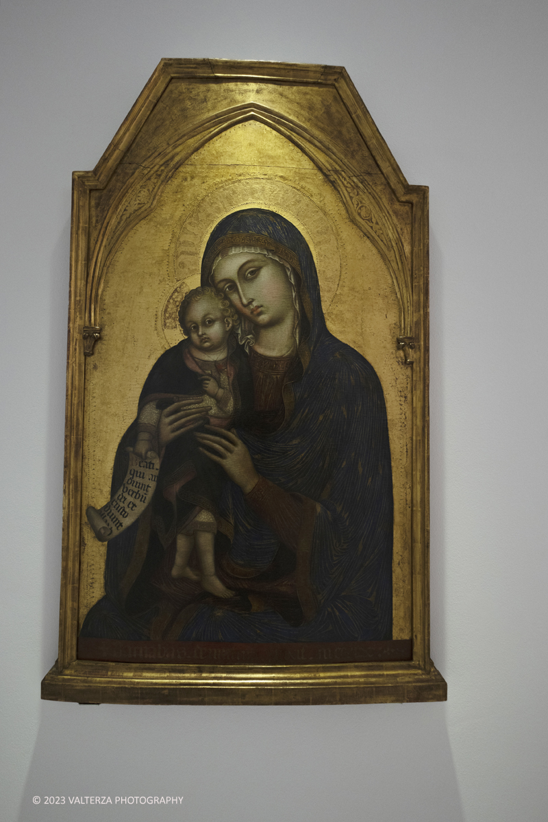 _DSF8352.jpg - 04/10/2023. Torino. La mostra, senza avere la pretesa di essere esaustiva, presenta una selezione di manufatti che offrono alternative al paradigma eurocentrico dellâ€™eccellenza artistica, riaffermando il ruolo cruciale svolto dallâ€™Asia centrale nella creazione e nella trasmissione di idee su scala globale. Dal 5 ottobre 2023 fino al 1Â° settembre 2024.Dopo Torino la mostra andrÃ  a Shangai. Nella foto opera di Barnaba da Modena, Madonna con il Bambino, Italia, 1370