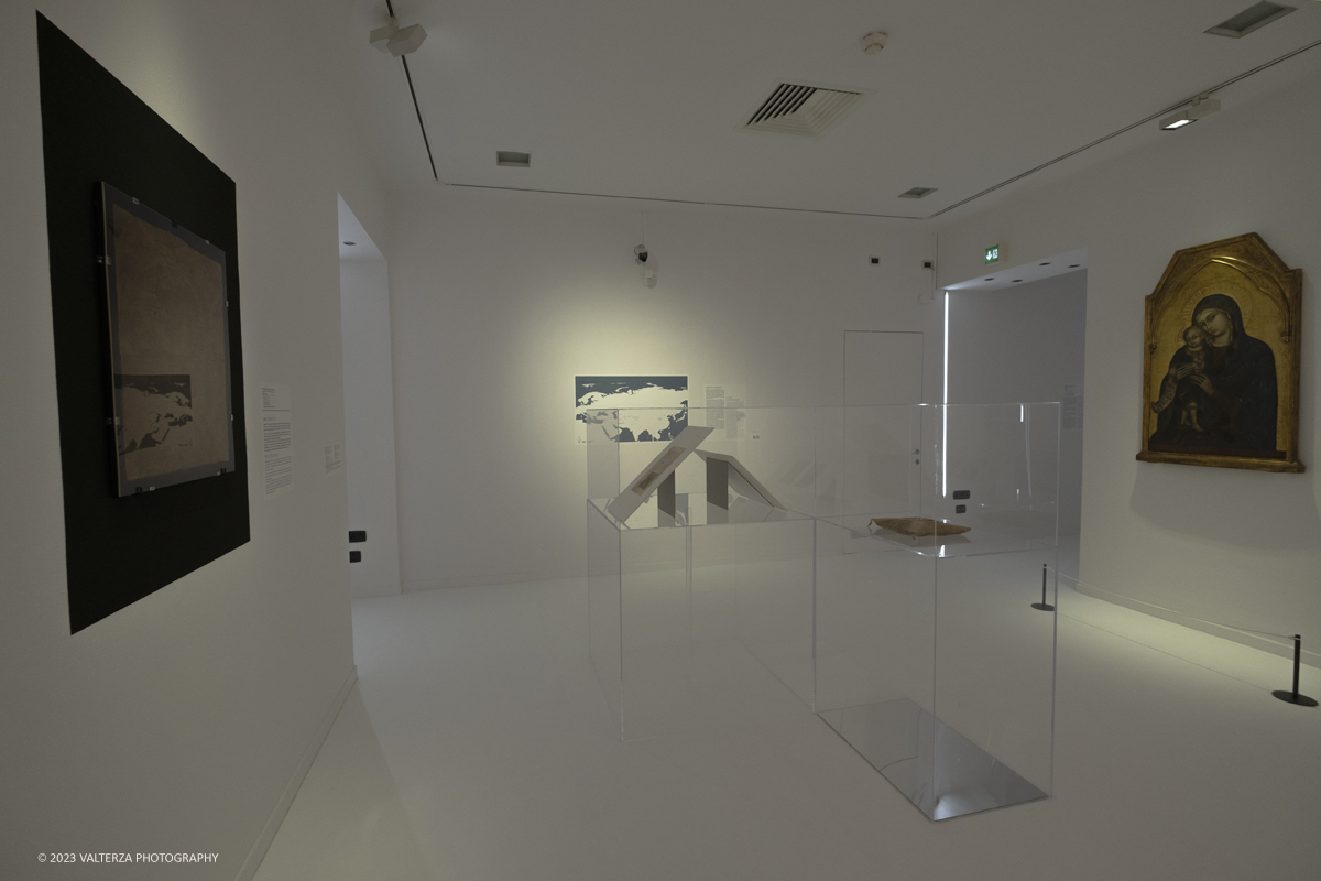 _DSF8366.jpg - 04/10/2023. Torino. La mostra, senza avere la pretesa di essere esaustiva, presenta una selezione di manufatti che offrono alternative al paradigma eurocentrico dellâ€™eccellenza artistica, riaffermando il ruolo cruciale svolto dallâ€™Asia centrale nella creazione e nella trasmissione di idee su scala globale. Dal 5 ottobre 2023 fino al 1Â° settembre 2024.Dopo Torino la mostra andrÃ  a Shangai. Nella foto parte della installazione della mostra