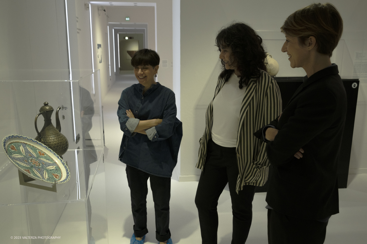 _DSF8381.jpg - 04/10/2023. Torino. La mostra, senza avere la pretesa di essere esaustiva, presenta una selezione di manufatti che offrono alternative al paradigma eurocentrico dellâ€™eccellenza artistica, riaffermando il ruolo cruciale svolto dallâ€™Asia centrale nella creazione e nella trasmissione di idee su scala globale. Dal 5 ottobre 2023 fino al 1Â° settembre 2024.Dopo Torino la mostra andrÃ  a Shangai. Nella foto in visita alla mostra