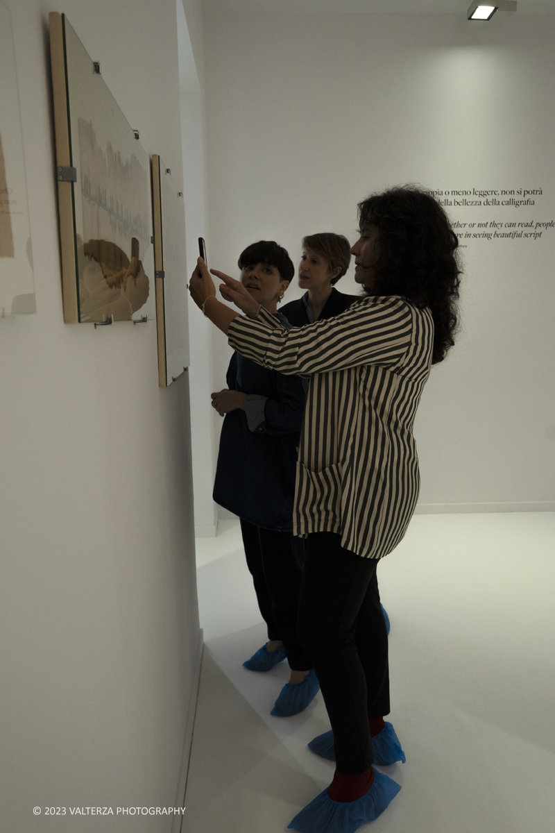 _DSF8389.jpg - 04/10/2023. Torino. La mostra, senza avere la pretesa di essere esaustiva, presenta una selezione di manufatti che offrono alternative al paradigma eurocentrico dellâ€™eccellenza artistica, riaffermando il ruolo cruciale svolto dallâ€™Asia centrale nella creazione e nella trasmissione di idee su scala globale. Dal 5 ottobre 2023 fino al 1Â° settembre 2024.Dopo Torino la mostra andrÃ  a Shangai. Nella foto in visita alla mostra