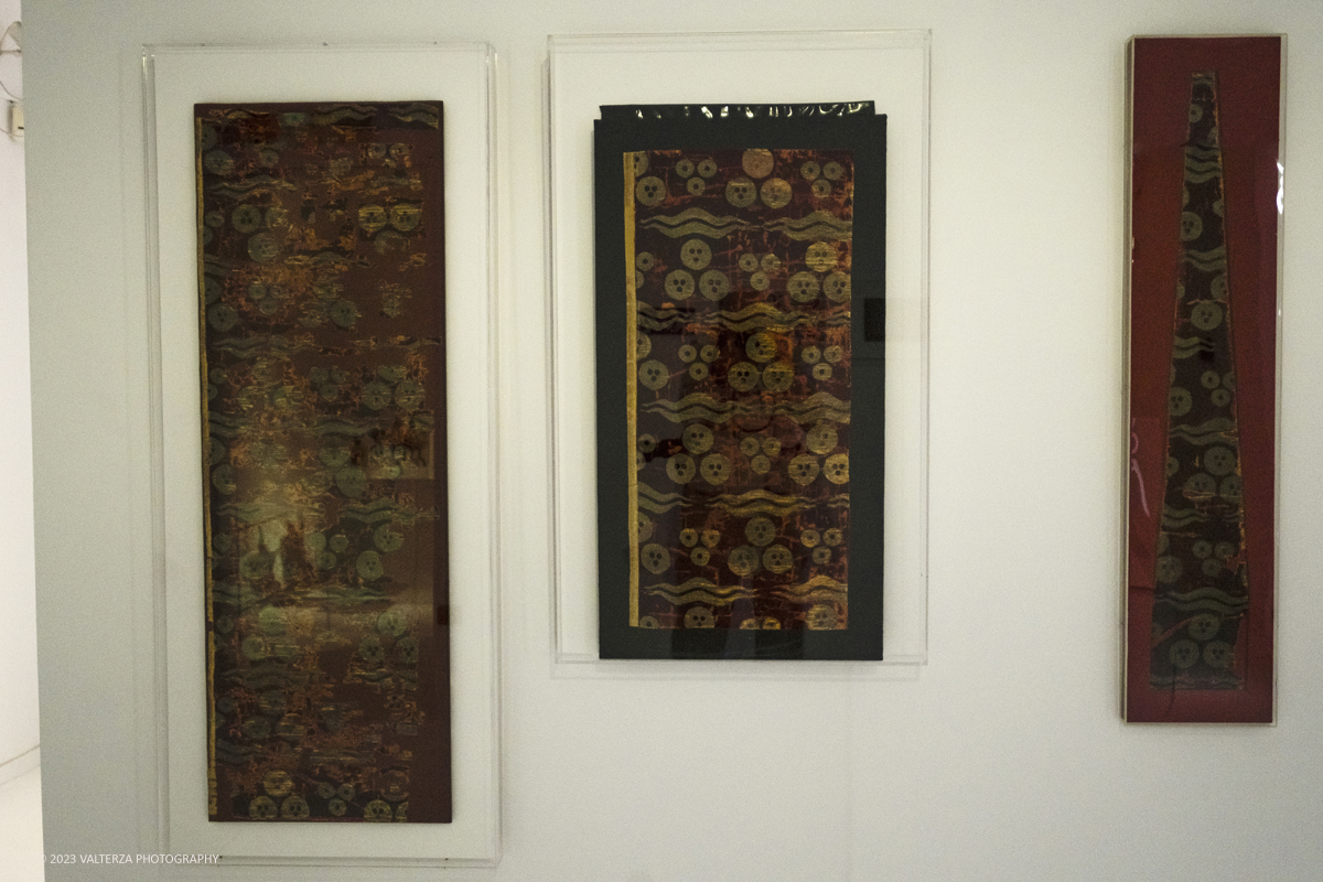 _DSF8412.jpg - 04/10/2023. Torino. La mostra, senza avere la pretesa di essere esaustiva, presenta una selezione di manufatti che offrono alternative al paradigma eurocentrico dellâ€™eccellenza artistica, riaffermando il ruolo cruciale svolto dallâ€™Asia centrale nella creazione e nella trasmissione di idee su scala globale. Dal 5 ottobre 2023 fino al 1Â° settembre 2024.Dopo Torino la mostra andrÃ  a Shangai. Nella foto frammento di tessuto con decoro cintamani e disegno a strisce di tigre, Turchia Bursa, seconda metÃ  XV secolo