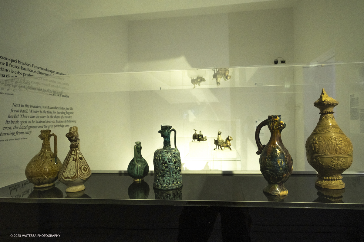 _DSF8424.jpg - 04/10/2023. Torino. La mostra, senza avere la pretesa di essere esaustiva, presenta una selezione di manufatti che offrono alternative al paradigma eurocentrico dellâ€™eccellenza artistica, riaffermando il ruolo cruciale svolto dallâ€™Asia centrale nella creazione e nella trasmissione di idee su scala globale. Dal 5 ottobre 2023 fino al 1Â° settembre 2024.Dopo Torino la mostra andrÃ  a Shangai. Nella foto collezione di vari tipi di brocche della Cina e dell'Iran