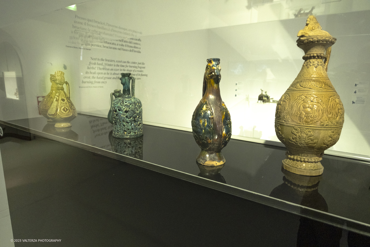 _DSF8447.jpg - 04/10/2023. Torino. La mostra, senza avere la pretesa di essere esaustiva, presenta una selezione di manufatti che offrono alternative al paradigma eurocentrico dellâ€™eccellenza artistica, riaffermando il ruolo cruciale svolto dallâ€™Asia centrale nella creazione e nella trasmissione di idee su scala globale. Dal 5 ottobre 2023 fino al 1Â° settembre 2024.Dopo Torino la mostra andrÃ  a Shangai. Nella foto collezione di vari tipi di brocche della Cina e dell'Iran