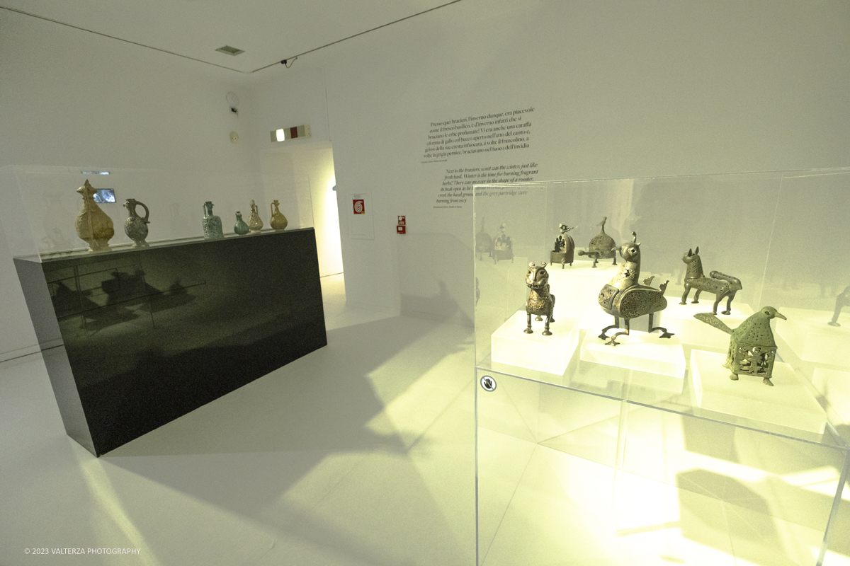 _DSF8477.jpg - 04/10/2023. Torino. La mostra, senza avere la pretesa di essere esaustiva, presenta una selezione di manufatti che offrono alternative al paradigma eurocentrico dellâ€™eccellenza artistica, riaffermando il ruolo cruciale svolto dallâ€™Asia centrale nella creazione e nella trasmissione di idee su scala globale. Dal 5 ottobre 2023 fino al 1Â° settembre 2024.Dopo Torino la mostra andrÃ  a Shangai. Nella foto parte centrale dell'allestimento della mostra