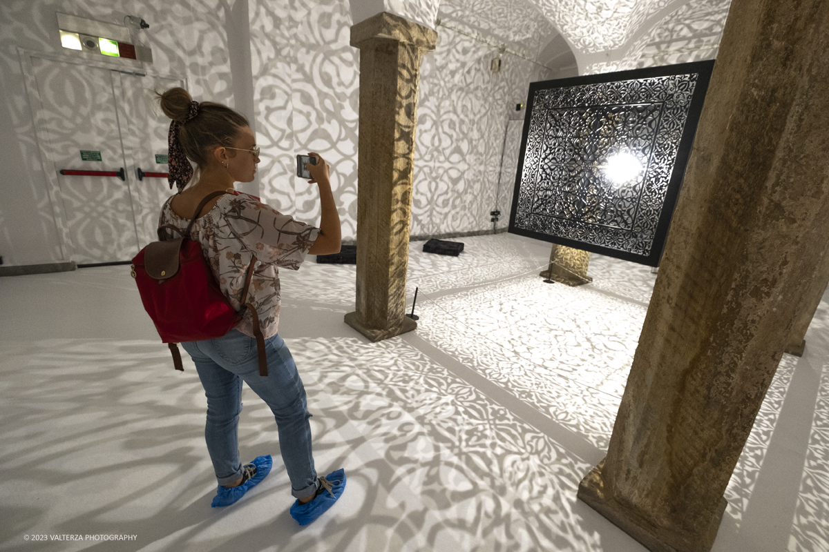 _DSF8531.jpg - 04/10/2023. Torino. La mostra, senza avere la pretesa di essere esaustiva, presenta una selezione di manufatti che offrono alternative al paradigma eurocentrico dellâ€™eccellenza artistica, riaffermando il ruolo cruciale svolto dallâ€™Asia centrale nella creazione e nella trasmissione di idee su scala globale. Dal 5 ottobre 2023 fino al 1Â° settembre 2024.Dopo Torino la mostra andrÃ  a Shangai. Nella foto in visita alla mostra