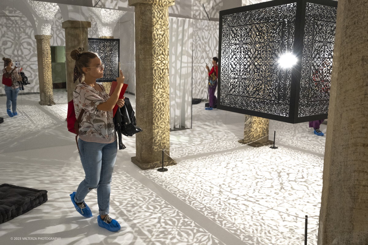 _DSF8538.jpg - 04/10/2023. Torino. La mostra, senza avere la pretesa di essere esaustiva, presenta una selezione di manufatti che offrono alternative al paradigma eurocentrico dellâ€™eccellenza artistica, riaffermando il ruolo cruciale svolto dallâ€™Asia centrale nella creazione e nella trasmissione di idee su scala globale. Dal 5 ottobre 2023 fino al 1Â° settembre 2024.Dopo Torino la mostra andrÃ  a Shangai. Nella foto in visita alla mostra