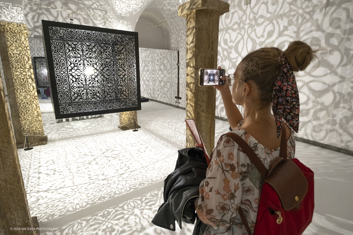 _DSF8545.jpg - 04/10/2023. Torino. La mostra, senza avere la pretesa di essere esaustiva, presenta una selezione di manufatti che offrono alternative al paradigma eurocentrico dellâ€™eccellenza artistica, riaffermando il ruolo cruciale svolto dallâ€™Asia centrale nella creazione e nella trasmissione di idee su scala globale. Dal 5 ottobre 2023 fino al 1Â° settembre 2024.Dopo Torino la mostra andrÃ  a Shangai. Nella foto in visita alla mostra