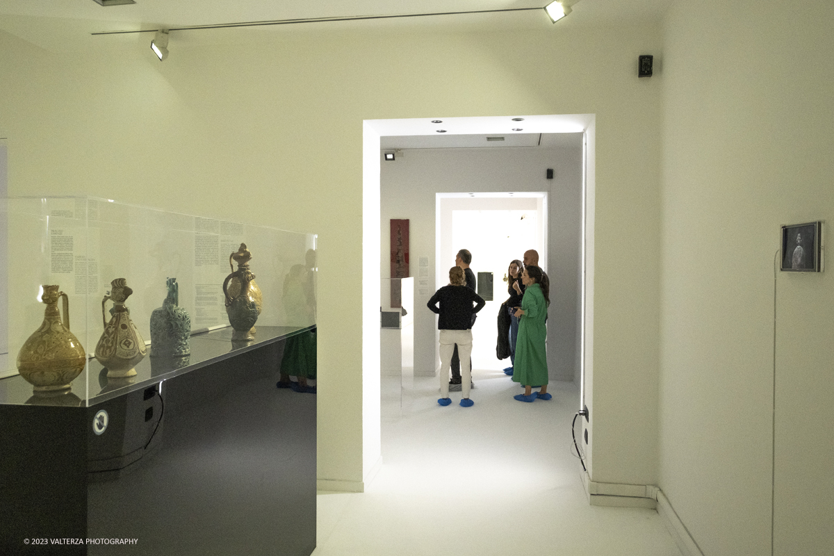 _DSF8550.jpg - 04/10/2023. Torino. La mostra, senza avere la pretesa di essere esaustiva, presenta una selezione di manufatti che offrono alternative al paradigma eurocentrico dellâ€™eccellenza artistica, riaffermando il ruolo cruciale svolto dallâ€™Asia centrale nella creazione e nella trasmissione di idee su scala globale. Dal 5 ottobre 2023 fino al 1Â° settembre 2024.Dopo Torino la mostra andrÃ  a Shangai. Nella foto in visita alla mostra