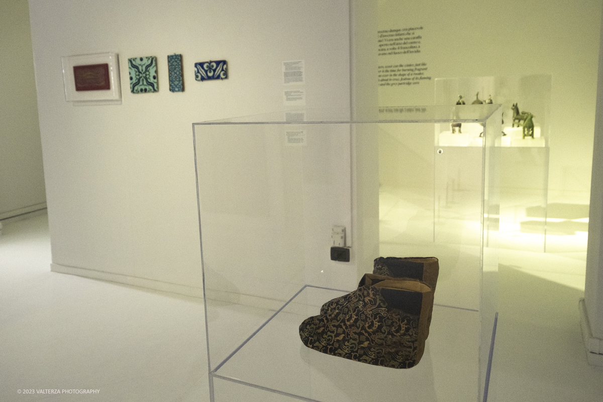 _DSF8562.jpg - 04/10/2023. Torino. La mostra, senza avere la pretesa di essere esaustiva, presenta una selezione di manufatti che offrono alternative al paradigma eurocentrico dellâ€™eccellenza artistica, riaffermando il ruolo cruciale svolto dallâ€™Asia centrale nella creazione e nella trasmissione di idee su scala globale. Dal 5 ottobre 2023 fino al 1Â° settembre 2024.Dopo Torino la mostra andrÃ  a Shangai. Nella foto parte della installazione della mostra