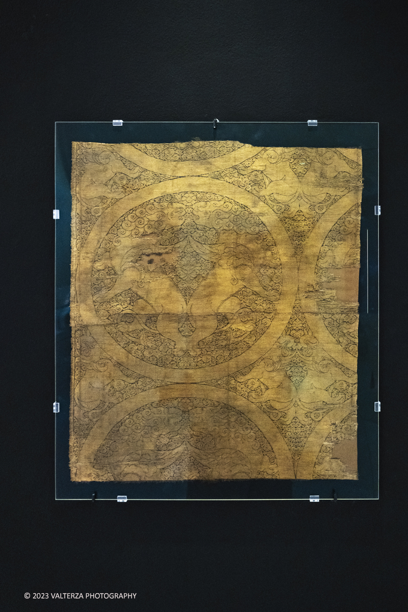 _DSF8586.jpg - 04/10/2023. Torino. La mostra, senza avere la pretesa di essere esaustiva, presenta una selezione di manufatti che offrono alternative al paradigma eurocentrico dellâ€™eccellenza artistica, riaffermando il ruolo cruciale svolto dallâ€™Asia centrale nella creazione e nella trasmissione di idee su scala globale. Dal 5 ottobre 2023 fino al 1Â° settembre 2024.Dopo Torino la mostra andrÃ  a Shangai. Nella foto frammento di tessuto con leoni alati entro rote e grifoni, Asia centrale, metÃ  XIII sec.