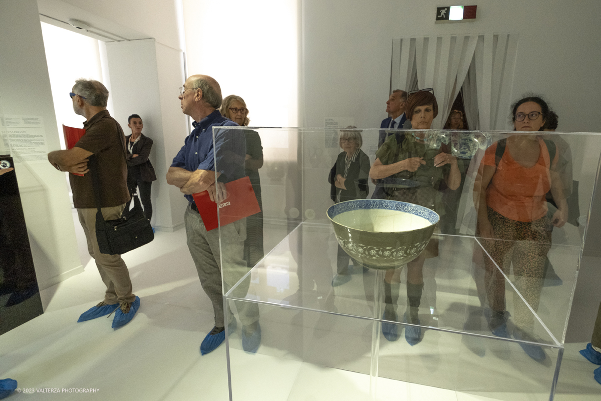 _DSF8598.jpg - 04/10/2023. Torino. La mostra, senza avere la pretesa di essere esaustiva, presenta una selezione di manufatti che offrono alternative al paradigma eurocentrico dellâ€™eccellenza artistica, riaffermando il ruolo cruciale svolto dallâ€™Asia centrale nella creazione e nella trasmissione di idee su scala globale. Dal 5 ottobre 2023 fino al 1Â° settembre 2024.Dopo Torino la mostra andrÃ  a Shangai. Nella foto visita alla mostra