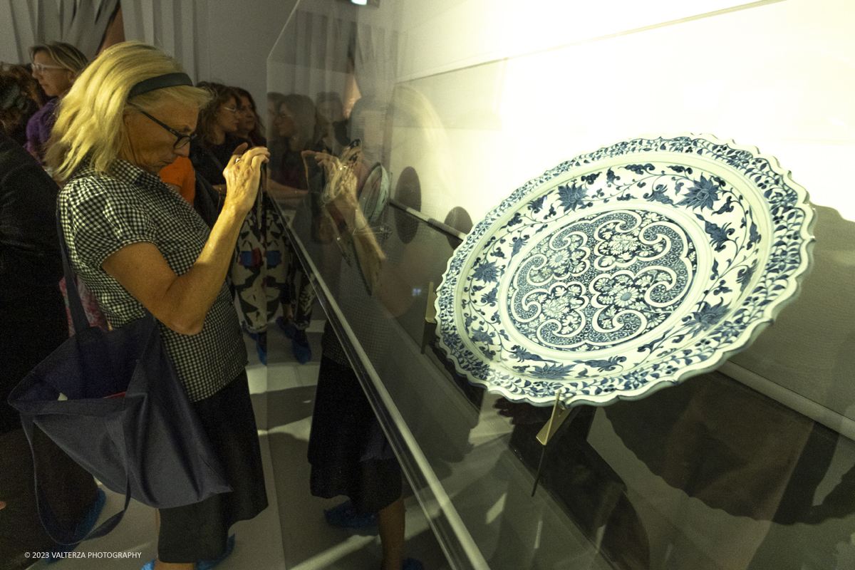 _DSF8610.jpg - 04/10/2023. Torino. La mostra, senza avere la pretesa di essere esaustiva, presenta una selezione di manufatti che offrono alternative al paradigma eurocentrico dellâ€™eccellenza artistica, riaffermando il ruolo cruciale svolto dallâ€™Asia centrale nella creazione e nella trasmissione di idee su scala globale. Dal 5 ottobre 2023 fino al 1Â° settembre 2024.Dopo Torino la mostra andrÃ  a Shangai. Nella foto visita alla mostra